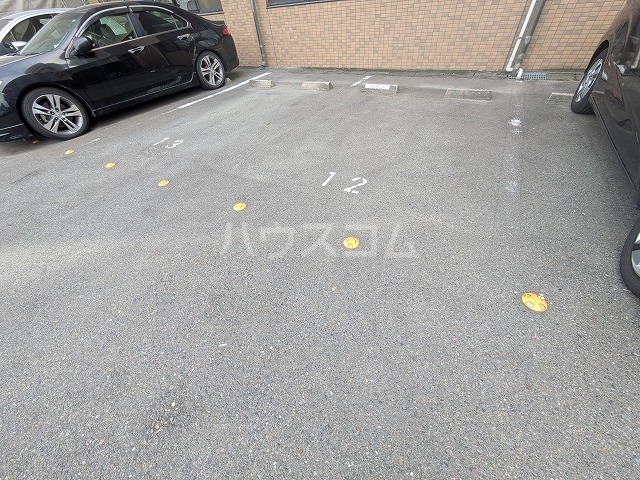 27/30 駐車場