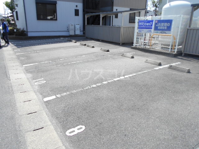 18/28 駐車場