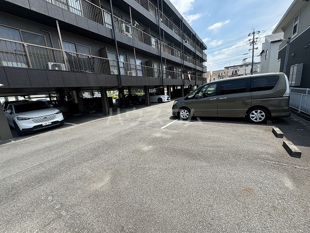 23/30 駐車場