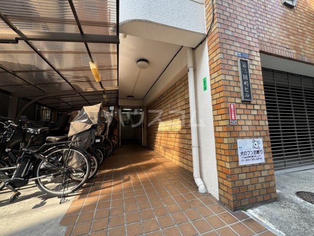 22/30 エントランス