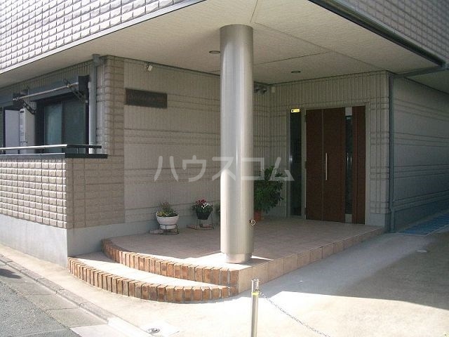 18/23 エントランス