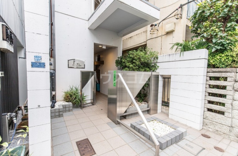 16/25 エントランス