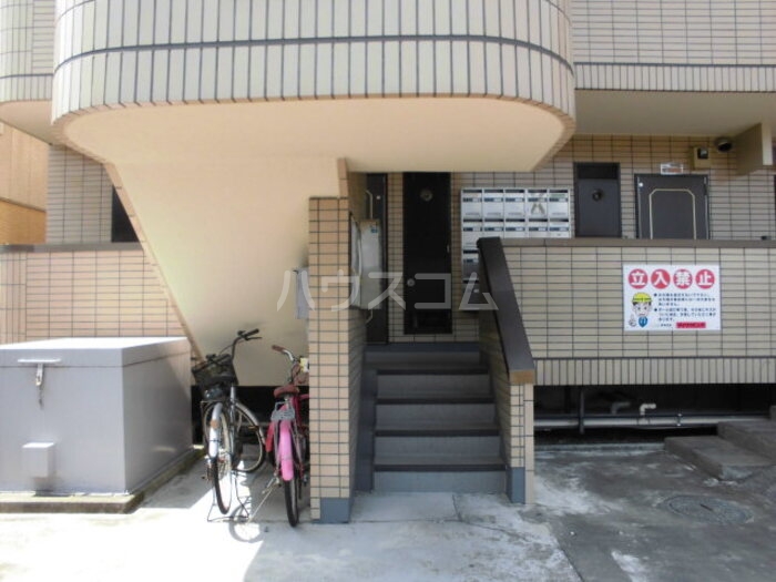 21/30 エントランス