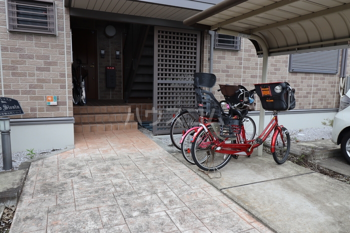 18/27 エントランス