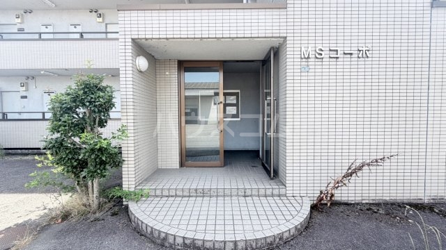 27/30 エントランス