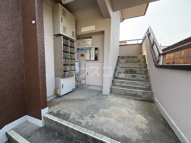 23/27 エントランス