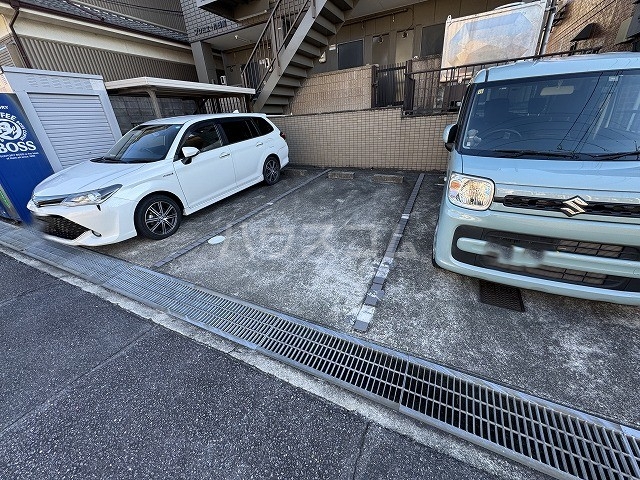 23/30 駐車場