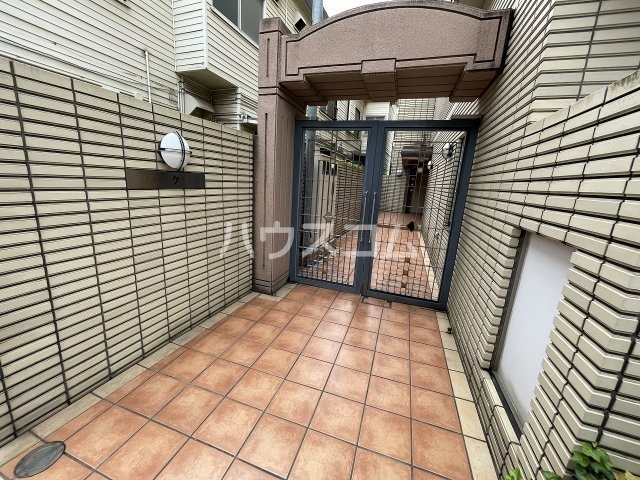 21/30 エントランス