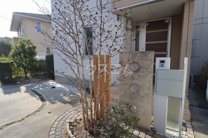 16/23 エントランス