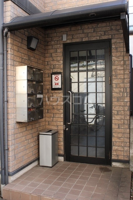 16/23 エントランス