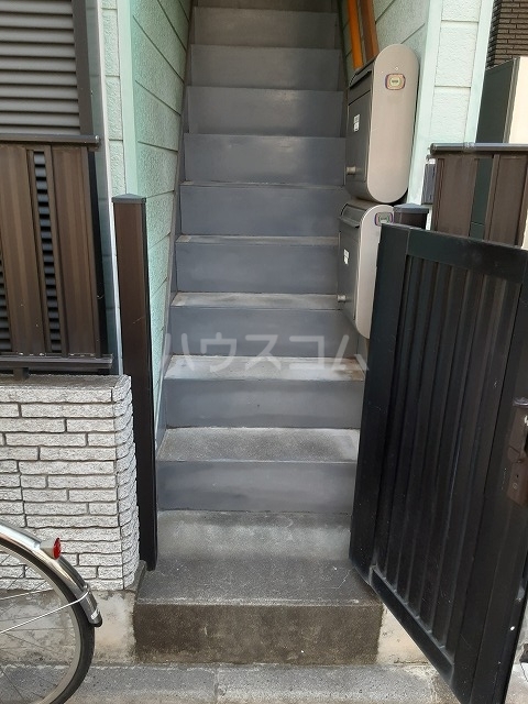 27/28 エントランス