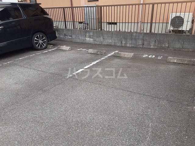 27/30 駐車場