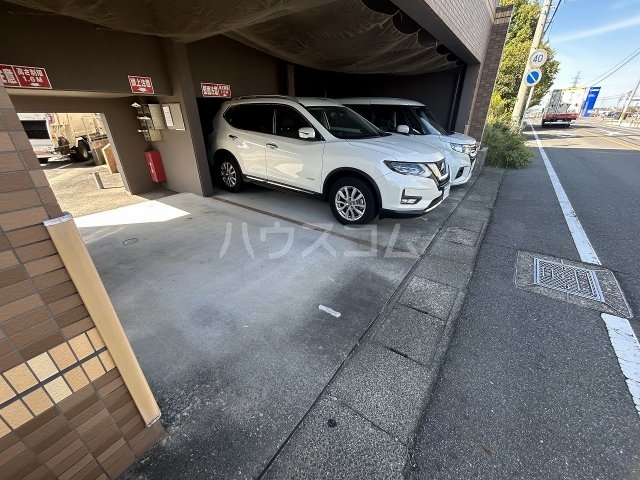 23/30 駐車場