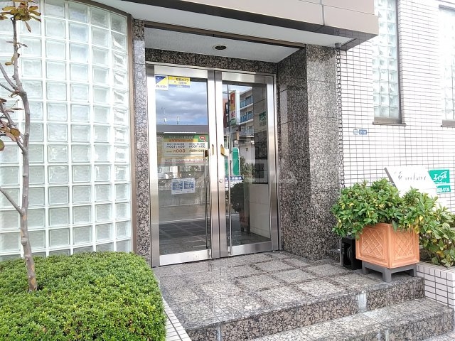 21/30 エントランス