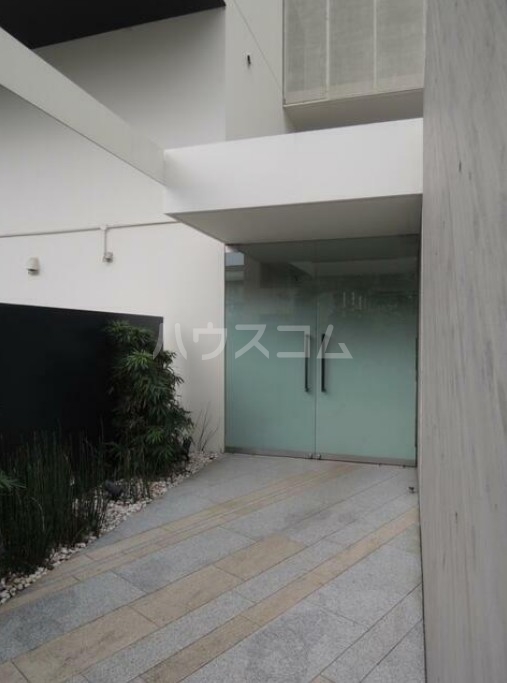 24/30 エントランス