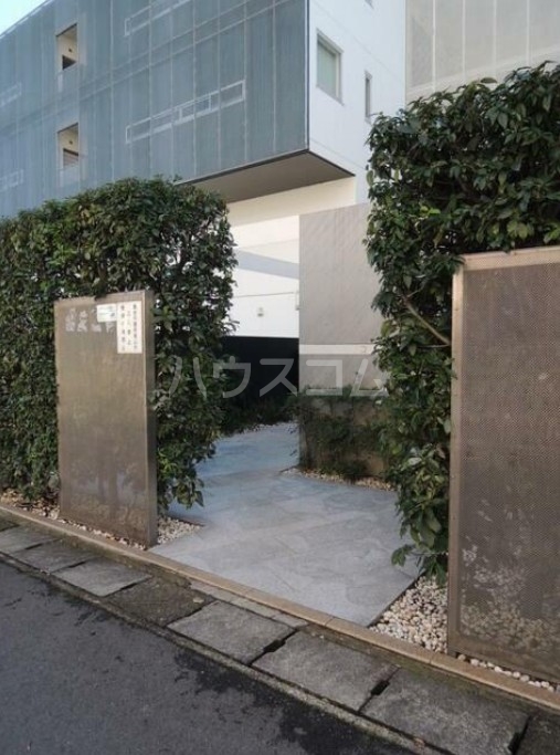 23/30 エントランス