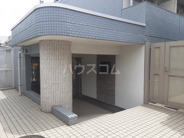 27/30 エントランス