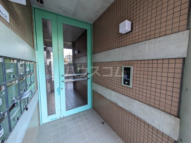 23/30 エントランス