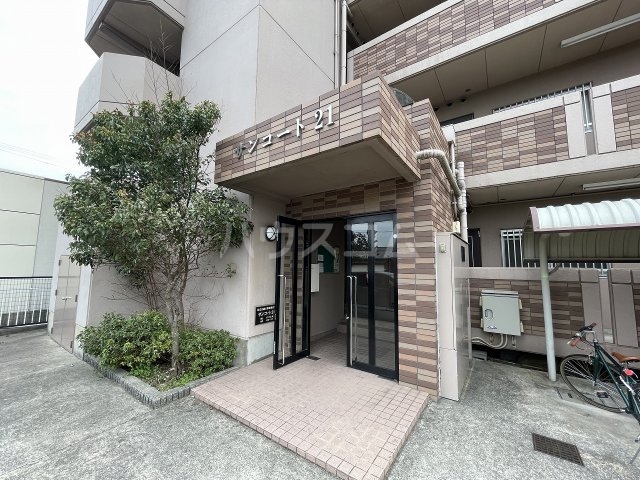 27/30 エントランス