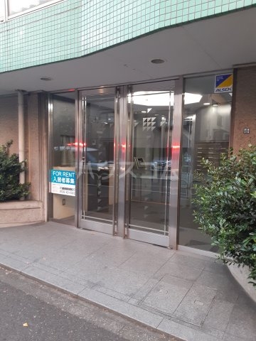 27/30 エントランス