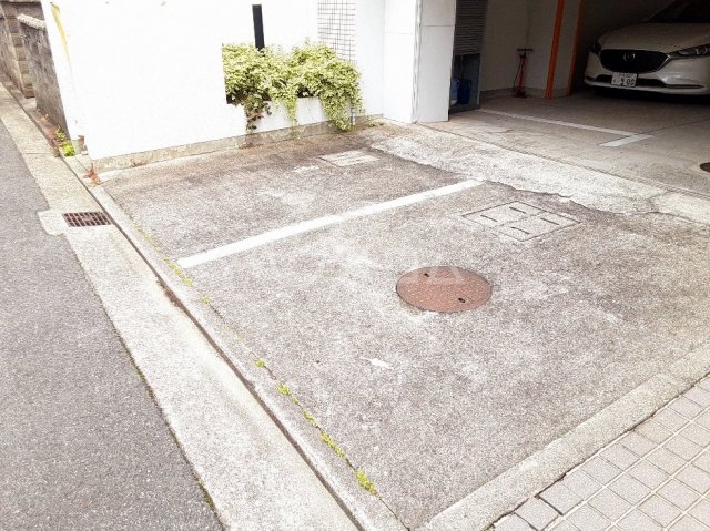 28/30 駐車場