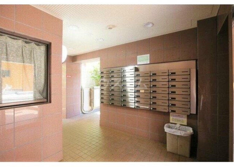 27/30 エントランス