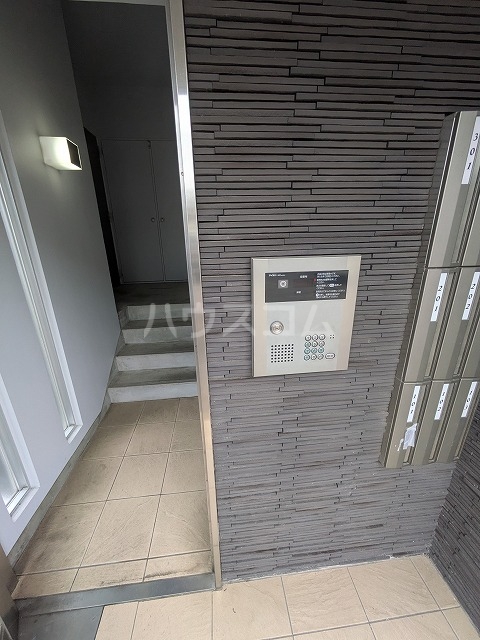 28/30 エントランス