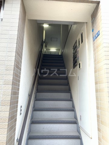 22/27 エントランス