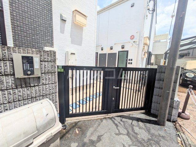 23/30 エントランス