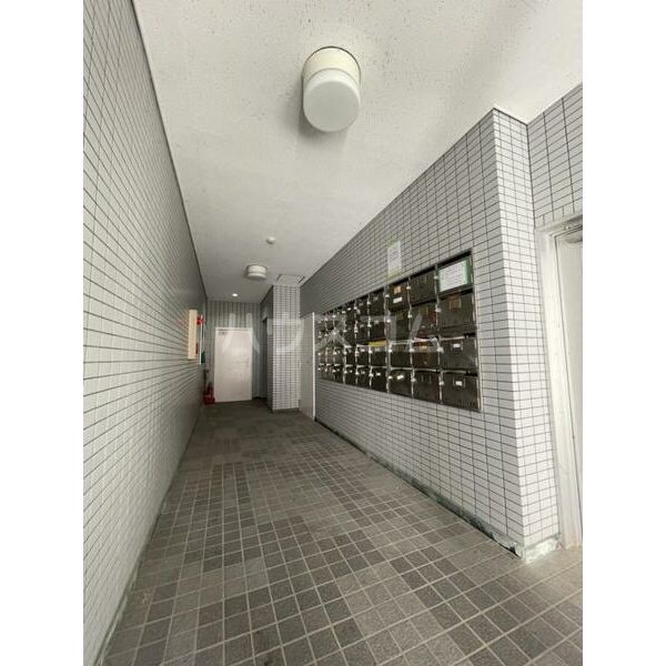 22/27 エントランス