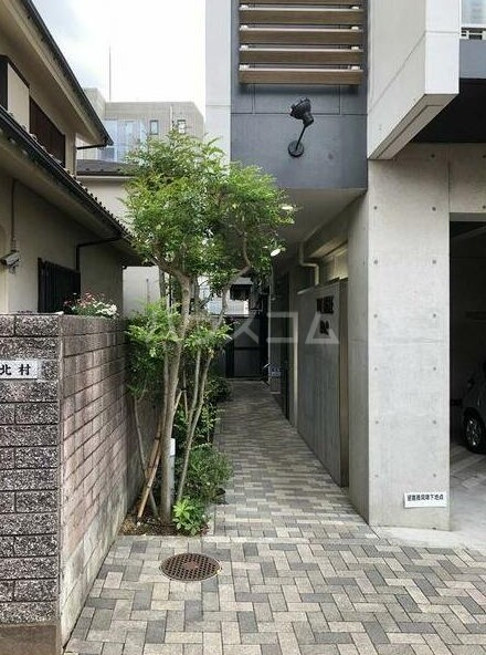 16/19 エントランス