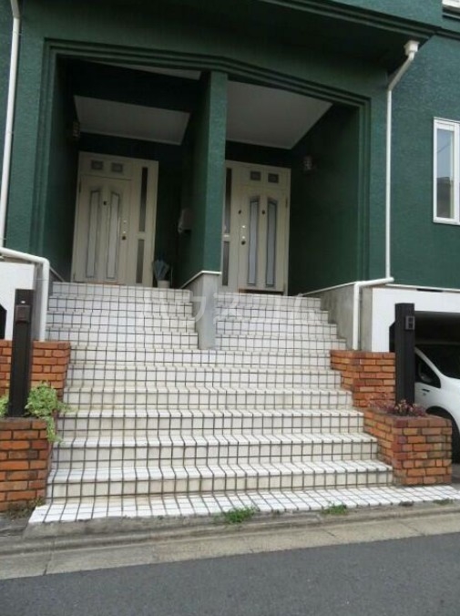 18/23 エントランス