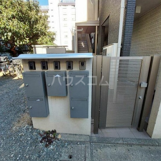 23/27 エントランス