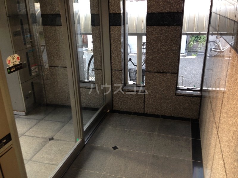 27/30 エントランス