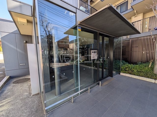 26/28 エントランス