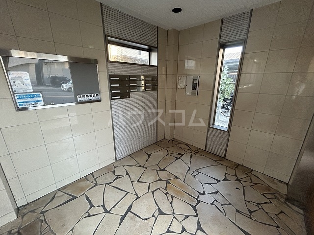 24/30 エントランス