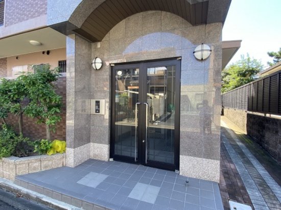 21/30 エントランス