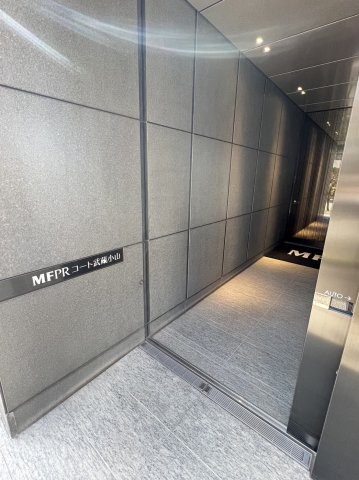 23/24 エントランス