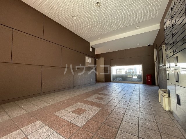 27/30 エントランス