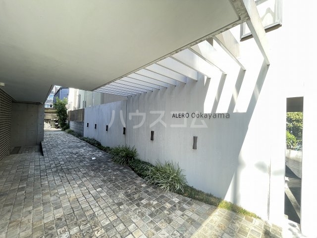 21/30 エントランス