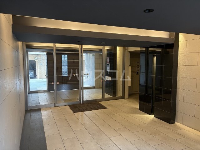 18/28 エントランス