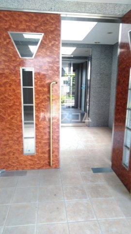 22/27 エントランス