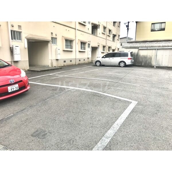 18/21 駐車場