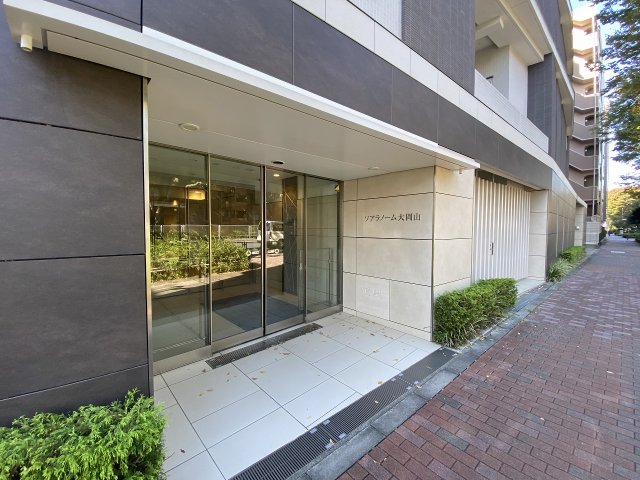 23/27 エントランス