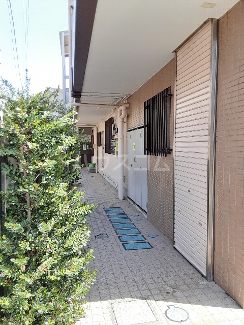 23/30 エントランス