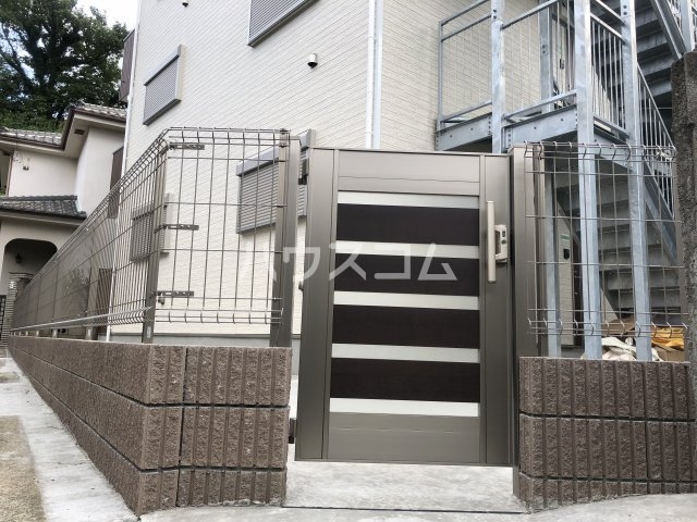 16/23 エントランス