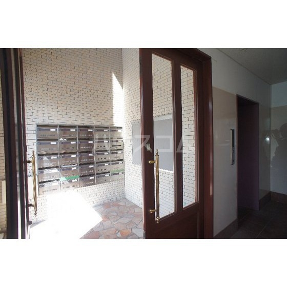 13/18 エントランス