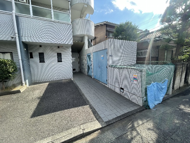21/30 エントランス