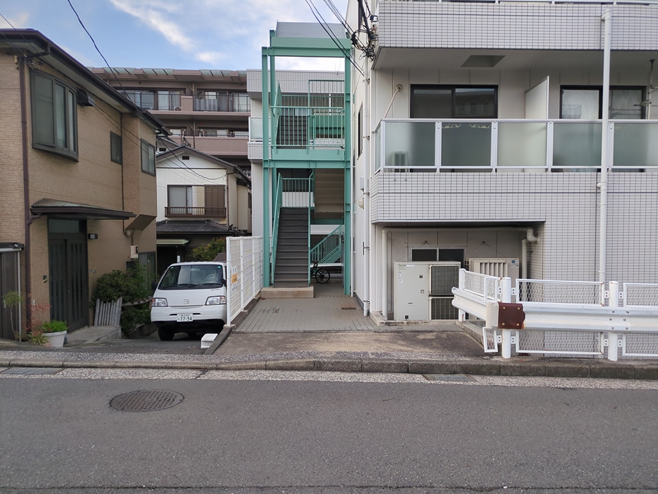 23/30 エントランス