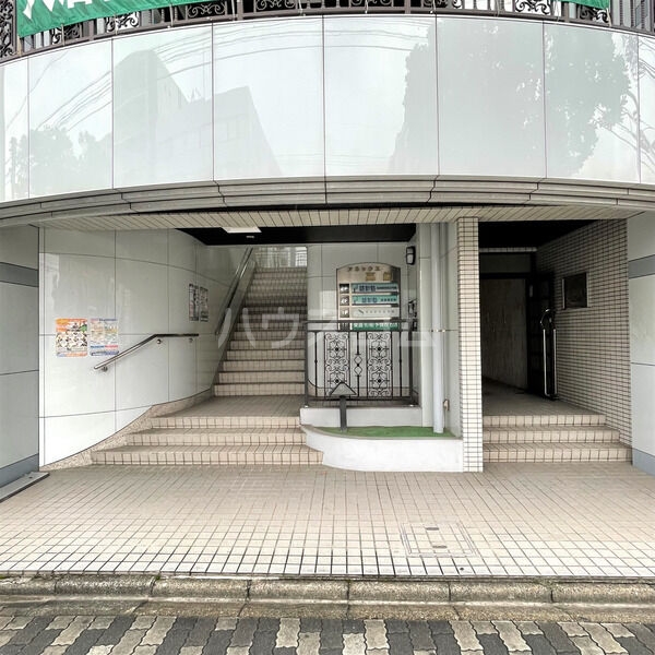 18/27 エントランス